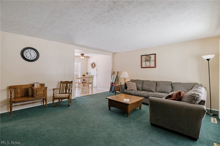 6250 Oxford Court, Bedford Heights, OH - Photo 4