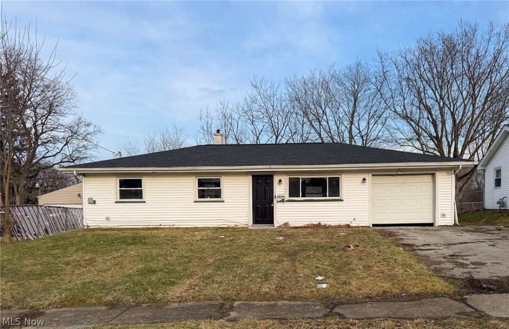 3232 Elmhill Drive, Warren, OH