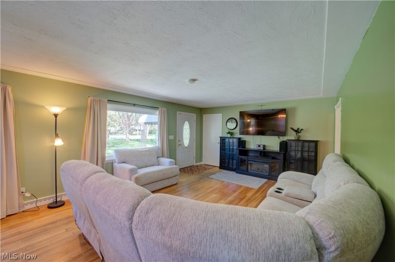 2015 Wallace Lane, Lorain, OH - Photo 2