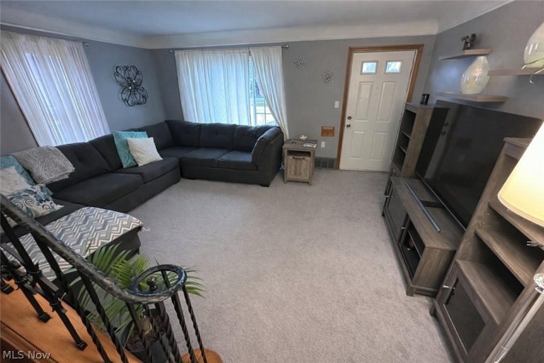 25101 Farringdon Avenue, Euclid, OH - Photo 2