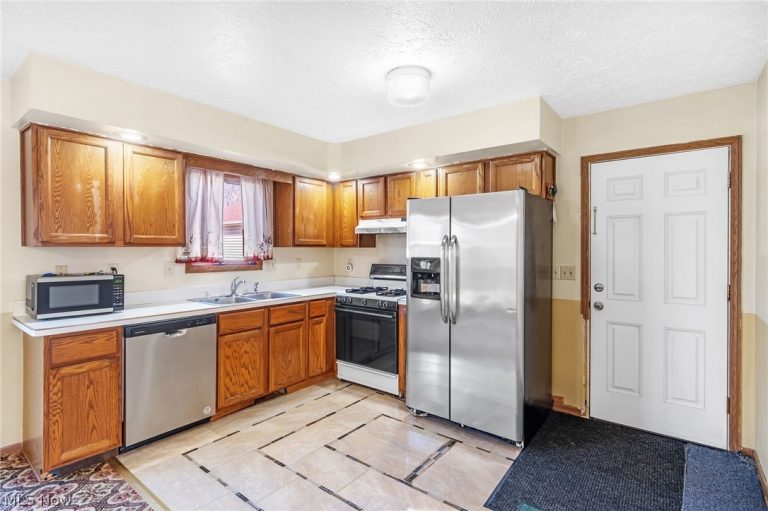 775 Shelley Parkway, Berea, OH - Photo 5