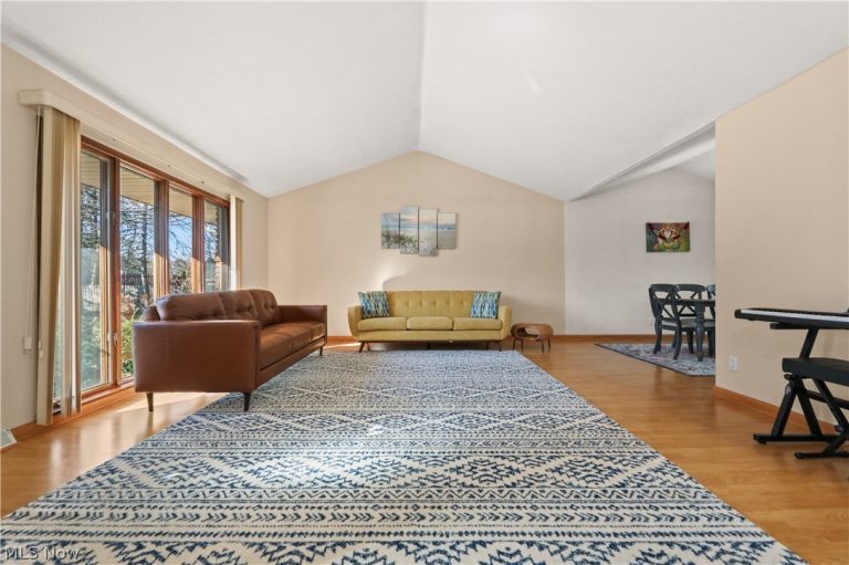 32420 Tracy Lane, Solon, OH - Photo 2