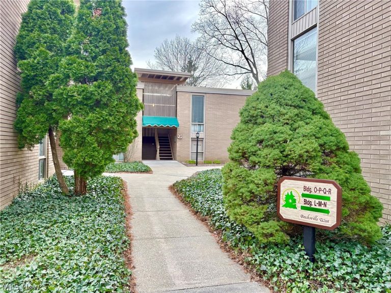 6770 Chaffee Court #Q1, Brecksville, OH - Photo 4