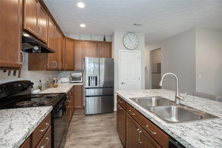 701 Cedar Crest Drive, Elyria, OH - Photo 4