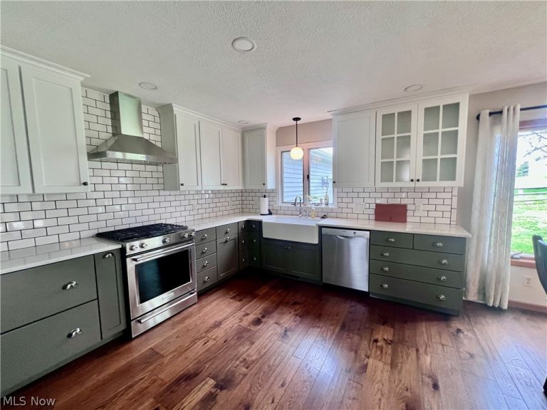 105 Poolview Circle, Dover, OH - Photo 4