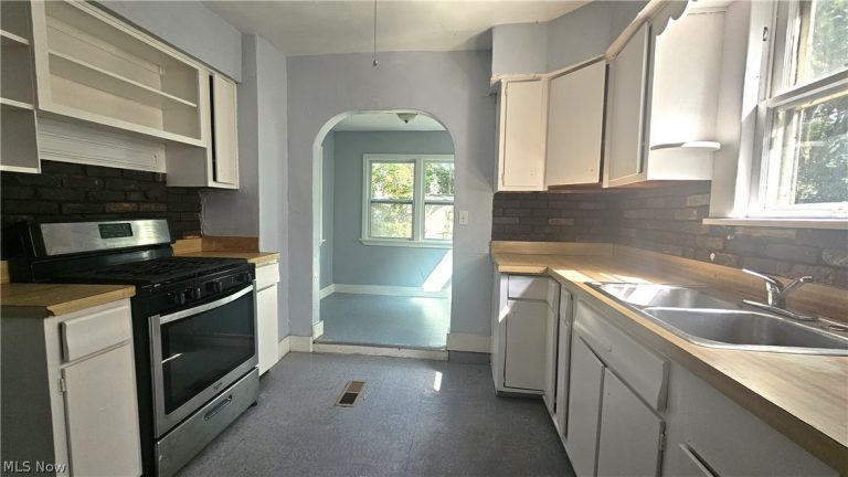 9910 Zimmer Avenue, Cleveland, OH - Photo 3