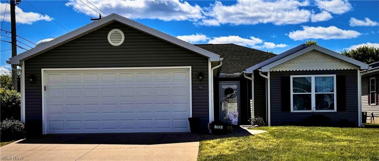 703 Oak Tree Lane, Belpre, OH, 45714