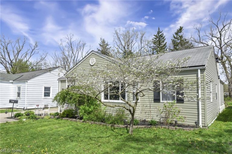 5627 Burns Road, North Olmsted, OH - Photo 6
