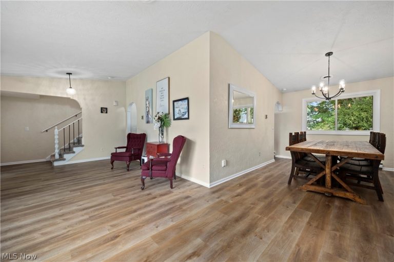 621 Van Oaks Drive, Amherst, OH - Photo 8