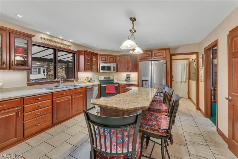 190 Chapel Lane, Canfield, OH - Photo 8