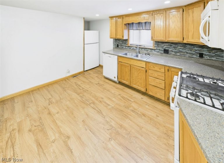 56 Meadowlark Drive, Williamstown, WV - Photo 5