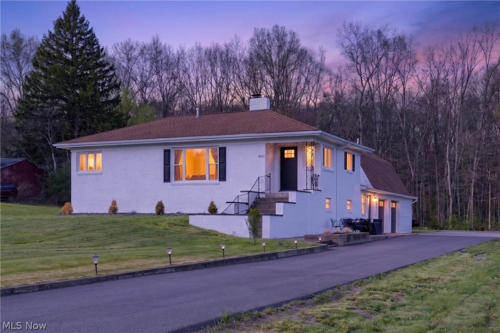 2382 Warren Burton Road, Southington, OH