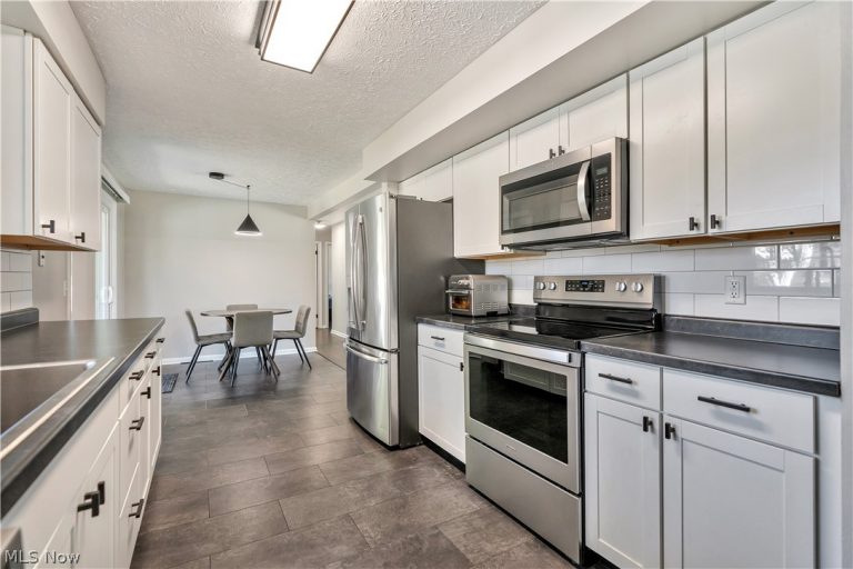 605 Briar Avenue, North Canton, OH - Photo 8