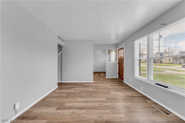 17401 Wayne Drive, Cleveland, OH - Photo 5