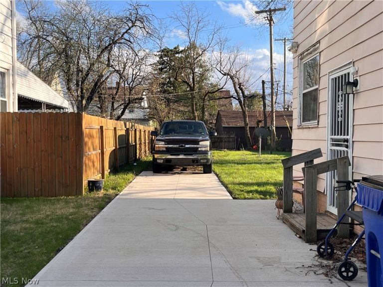 16512 Stockbridge Avenue, Cleveland, OH - Photo 4