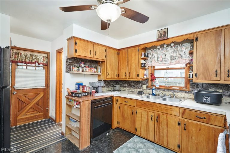 341 Lookout Avenue, Akron, OH - Photo 2