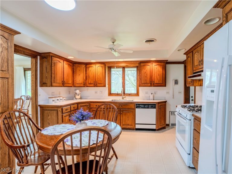 10073 Delsy Drive, North Royalton, OH - Photo 5