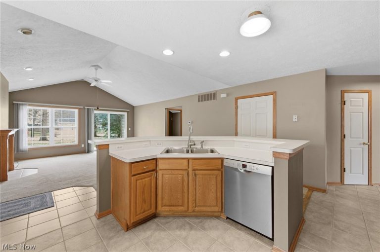 2401 Bunker Lane #A, Willoughby, OH - Photo 8