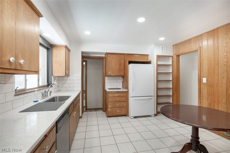 10725 York Road, North Royalton, OH - Photo 2