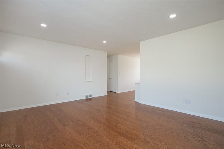 13600 Royal Boulevard, Garfield Heights, OH - Photo 8