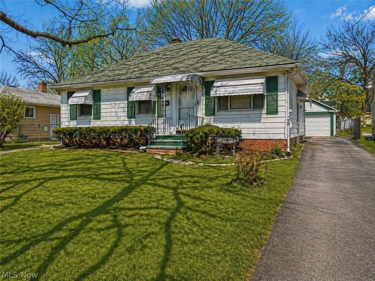 16241 Glenburn Avenue, Maple Heights, OH - Photo 3