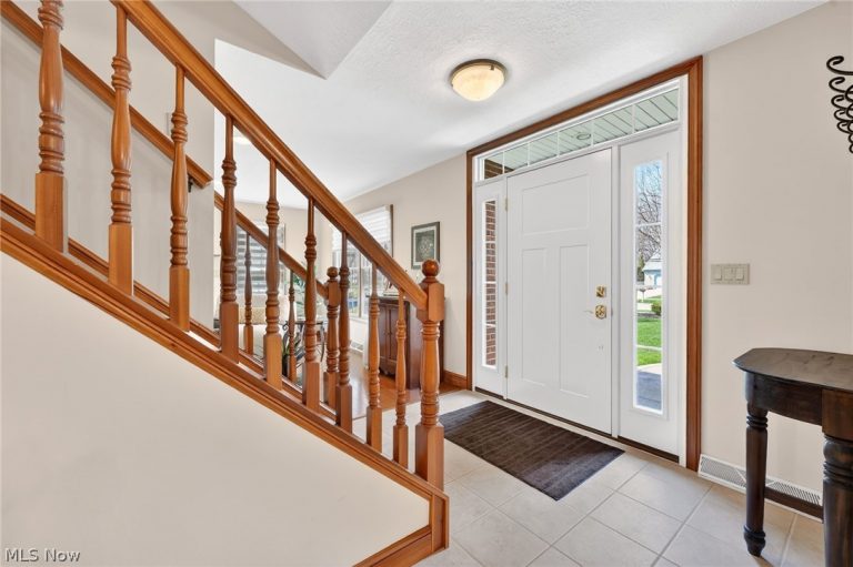 5503 Pheasants Walk Drive, North Olmsted, OH - Photo 4