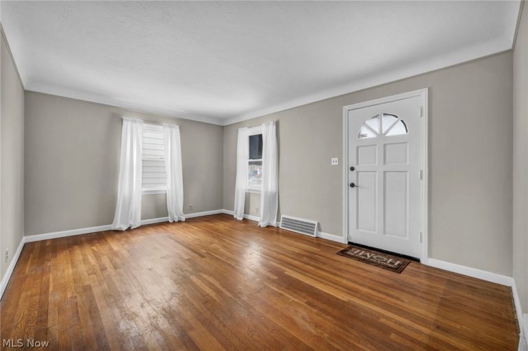 21601 Gardenview Drive, Maple Heights, OH - Photo 4