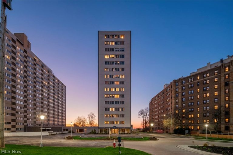 12520 Edgewater Drive #806, Lakewood, OH - Photo 2