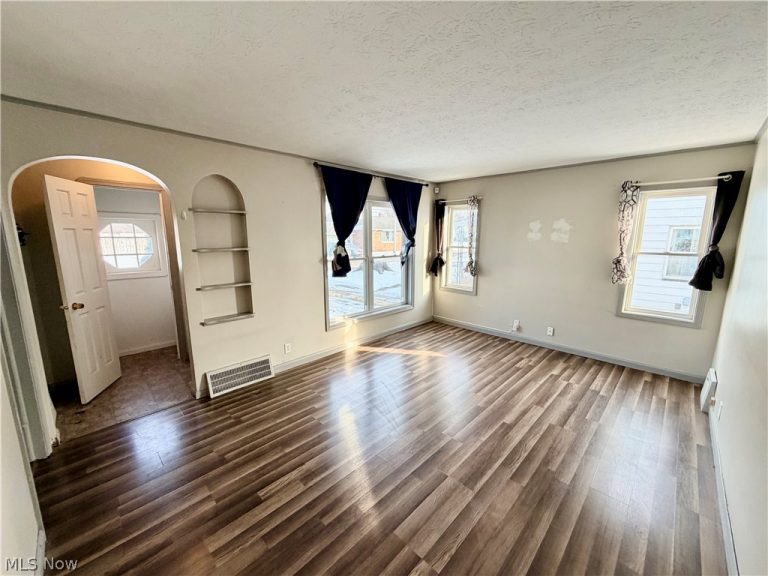 5212 105 Street, Garfield Heights, OH - Photo 3