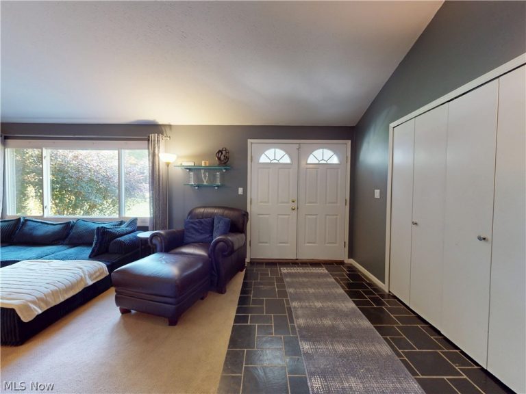 38280 Fox Run Drive, Solon, OH - Photo 2