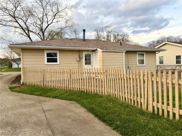 496 Crickett Road, Chardon, OH - Photo 2