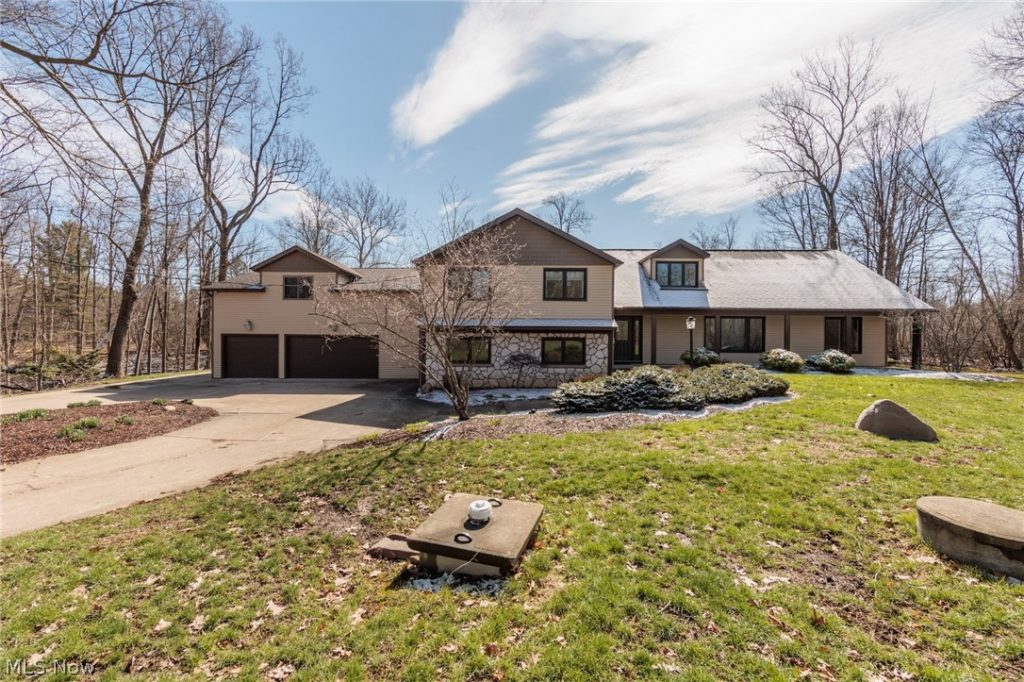 45 River Road, Hinckley, OH