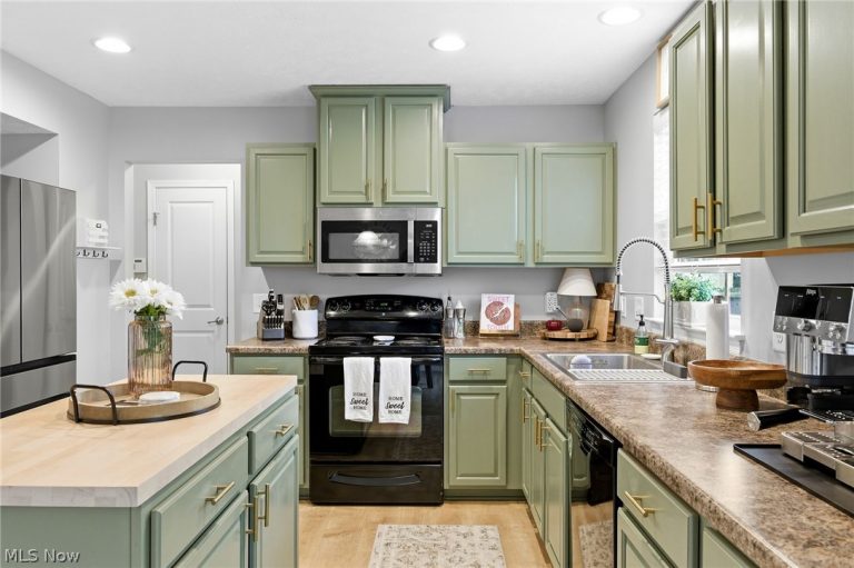 6401 Fawn Lane, North Ridgeville, OH - Photo 8