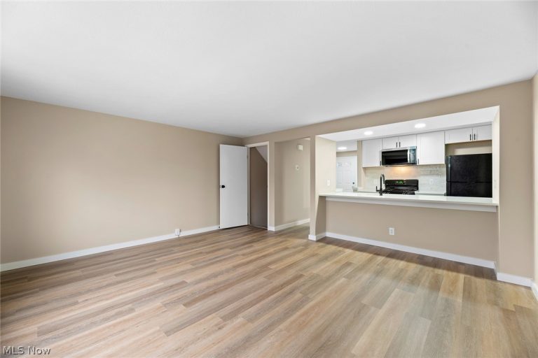 218 Regina Drive, Bedford, OH - Photo 4