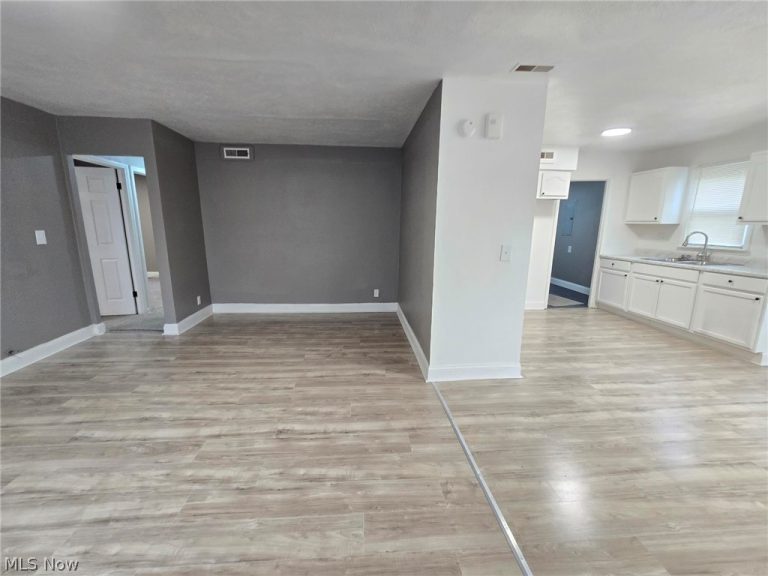 2044 Green Road, Cleveland, OH - Photo 4