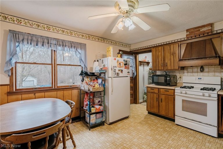 17446 Snyder Road, Chagrin Falls, OH - Photo 8