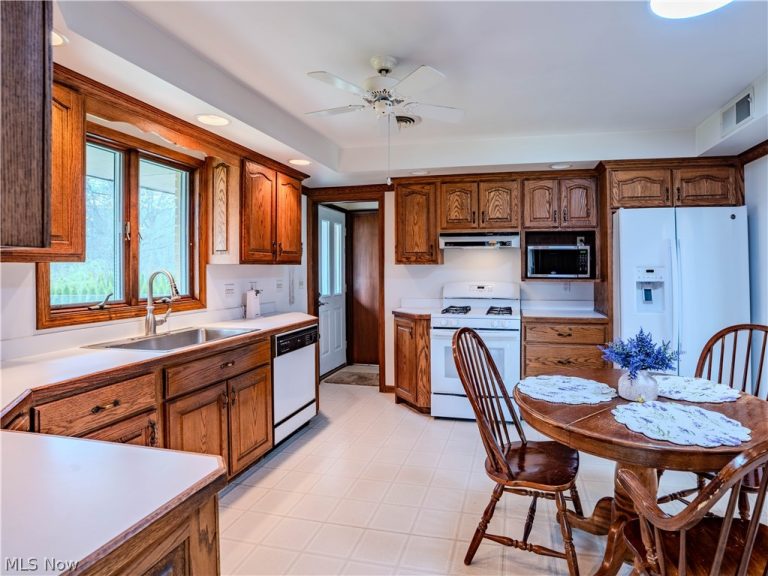10073 Delsy Drive, North Royalton, OH - Photo 6
