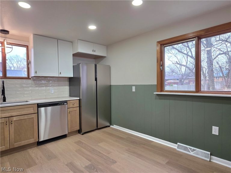 1324 Mapleview Drive, Seven Hills, OH - Photo 2