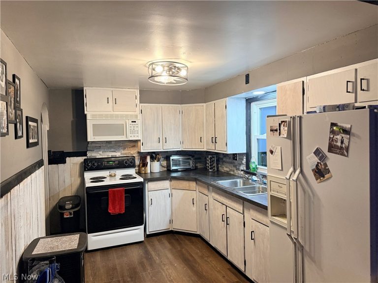 221 Wood Street, Malvern, OH - Photo 3