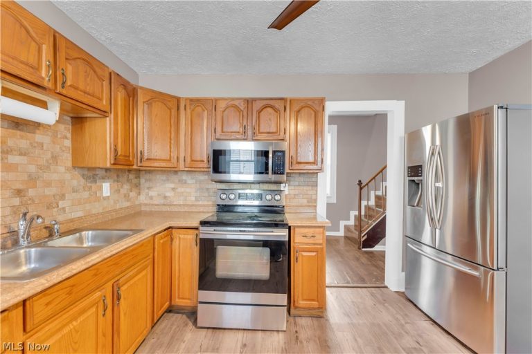 5628 Pacific Avenue, Cleveland, OH - Photo 2