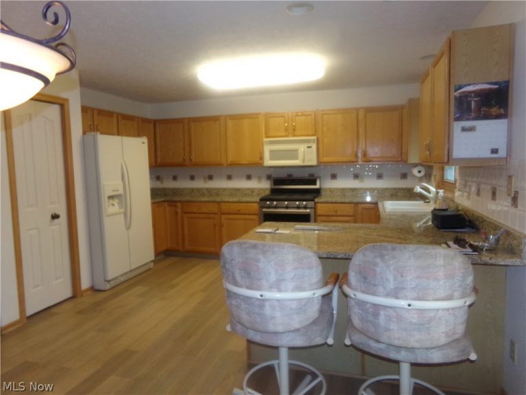 7580 Dover Lane, Parma, OH - Photo 3