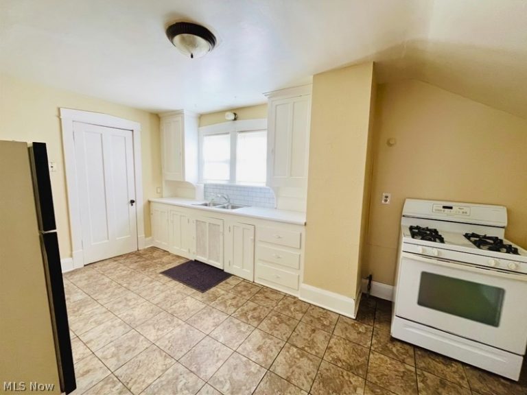 3114 Neosho Road #up, Youngstown, OH - Photo 6