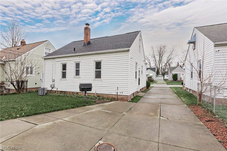 25370 Drakefield Avenue, Euclid, OH - Photo 6
