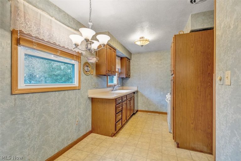 1231 Ranchland Drive, Mayfield Heights, OH - Photo 8