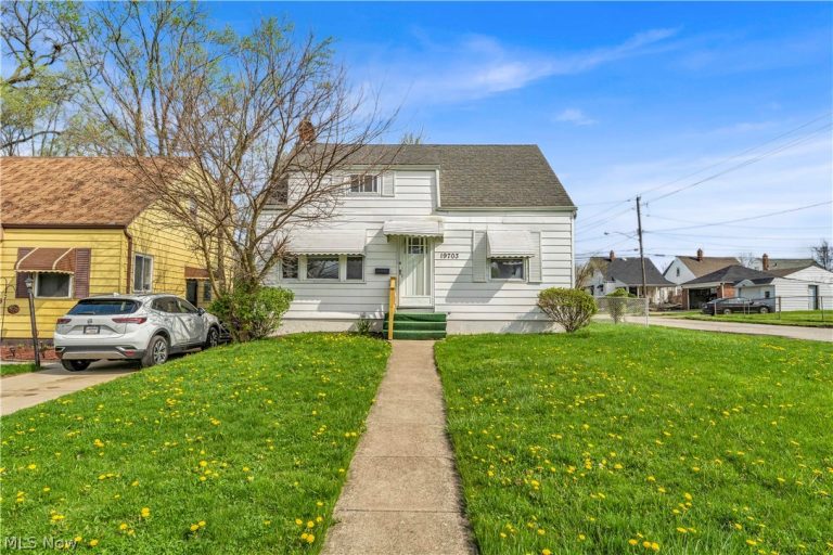 19703 Fairway Avenue, Maple Heights, OH - Photo 2