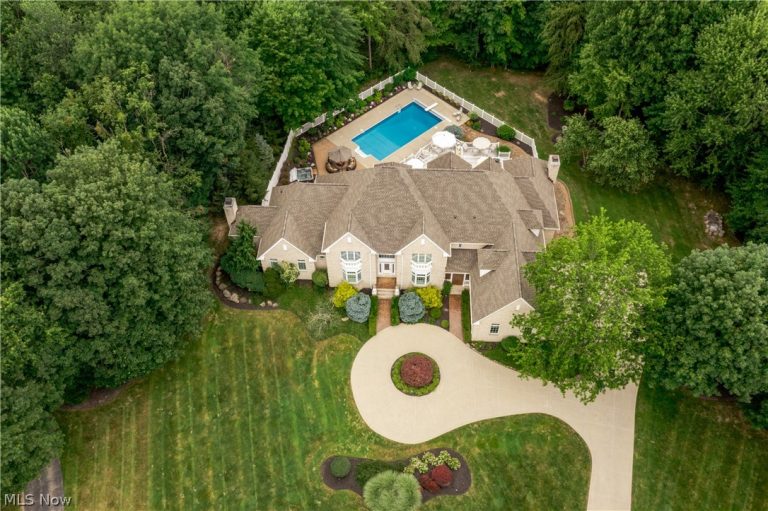 16770 Staffordshire Court, Chagrin Falls, OH - Photo 2