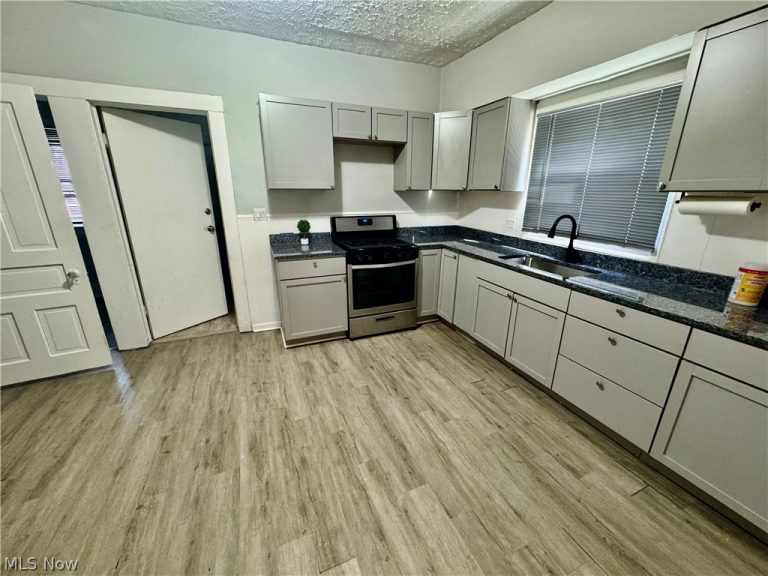 2020 Corning Avenue, Cleveland, OH - Photo 3