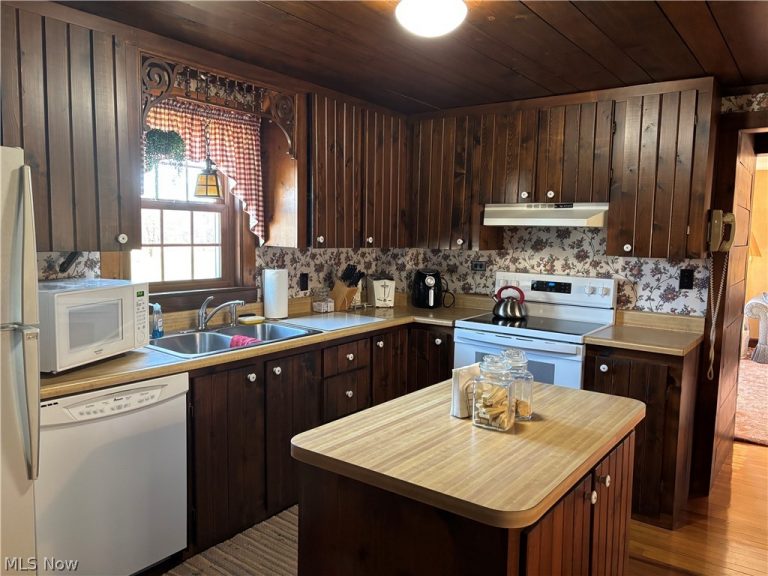 837 Walls Lake Drive, Vienna, OH - Photo 2