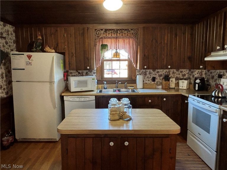 837 Walls Lake Drive, Vienna, OH - Photo 3