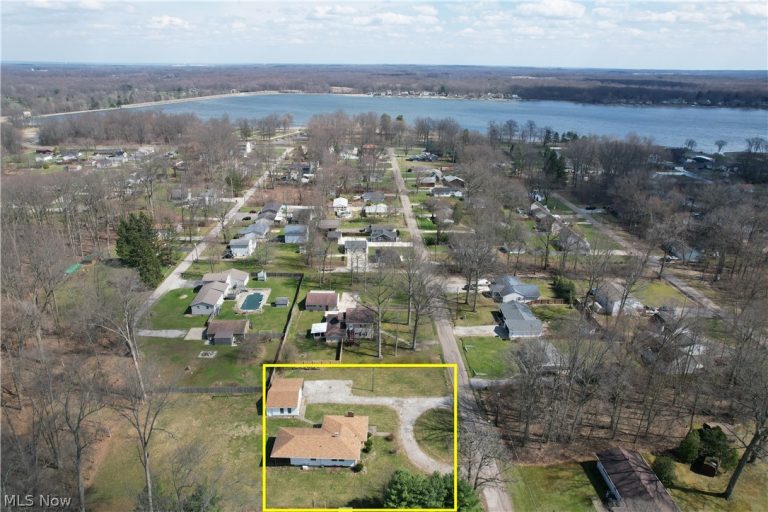 17570 Lakewood Avenue, Lake Milton, OH - Photo 3